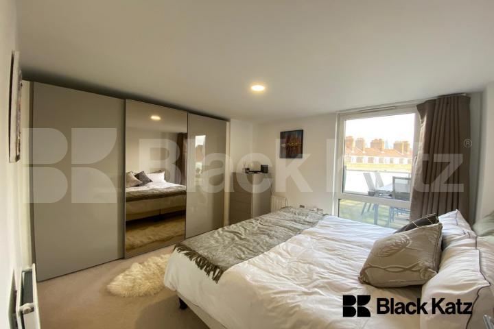 Decorated to the highest of standards, stunning two bedroomed Penthouse  Sharpley Court Pocock Street, Southwark / London Bridge  